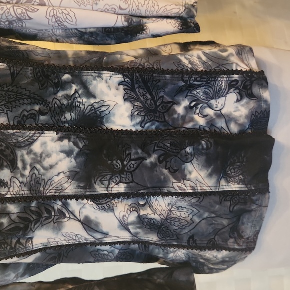 Dressbarn Navy/White Paisley Print 3/4 Sleeve Top - Size Medium - Picture 4 of 11